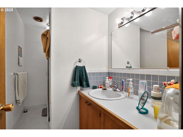 9479 Se HILLCREST Rd, Happy Valley, OR 97086