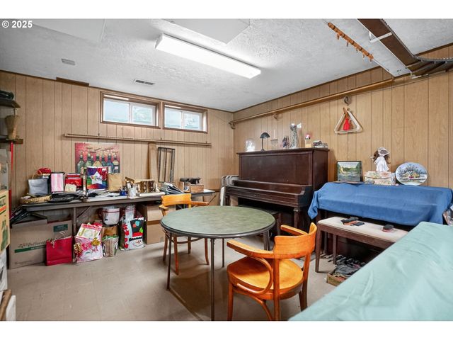 9479 Se HILLCREST Rd, Happy Valley, OR 97086
