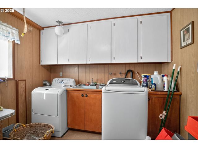 9479 Se HILLCREST Rd, Happy Valley, OR 97086