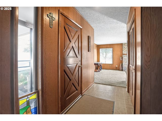 9479 Se HILLCREST Rd, Happy Valley, OR 97086