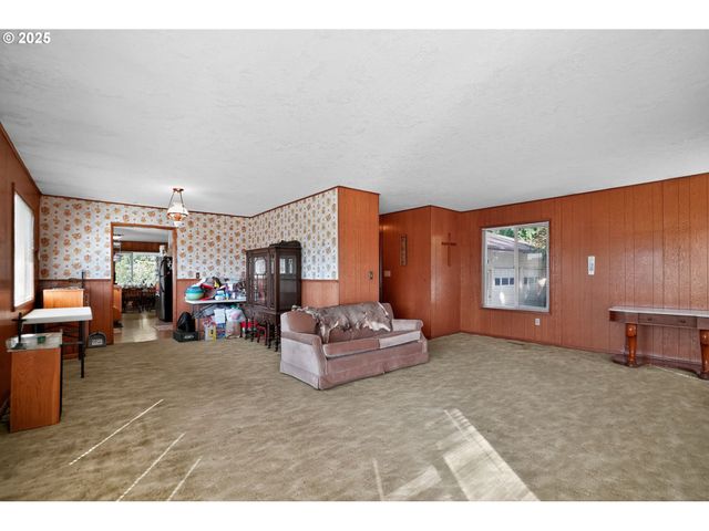 9479 Se HILLCREST Rd, Happy Valley, OR 97086