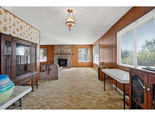 9479 Se HILLCREST Rd, Happy Valley, OR 97086