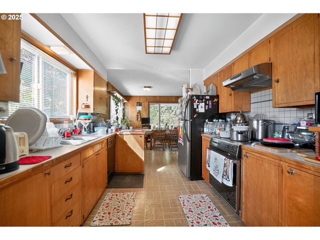 9479 Se HILLCREST Rd, Happy Valley, OR 97086