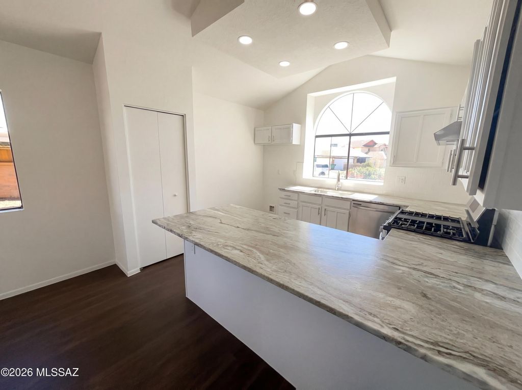 Image 8 of property listing at 3640 W Koshare Lane, Tucson, AZ 85742