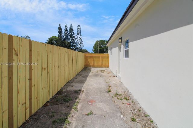 2840 NW 171st St, Miami Gardens, FL 33056