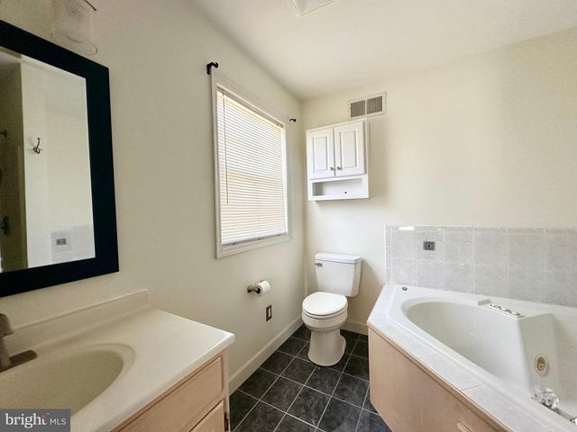 1 ONTARIO DR, Reading, PA 19608
