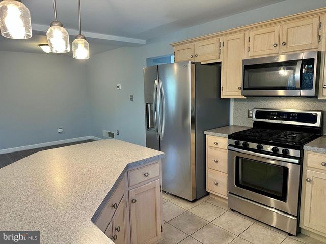 1 ONTARIO DR, Reading, PA 19608