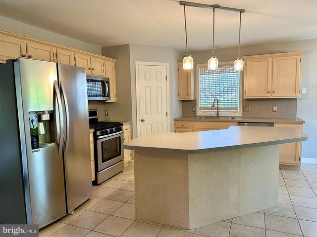 1 ONTARIO DR, Reading, PA 19608