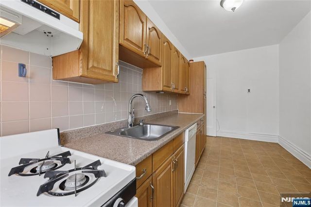 303 Hamilton Place C2, Hackensack, NJ 07601