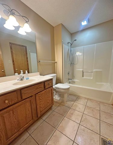 3360 SW Chelsea CIR, Topeka, KS 66614