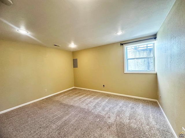 3360 SW Chelsea CIR, Topeka, KS 66614