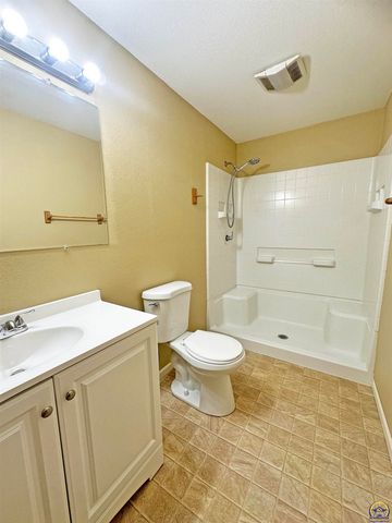 3360 SW Chelsea CIR, Topeka, KS 66614