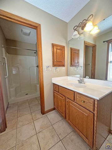 3360 SW Chelsea CIR, Topeka, KS 66614