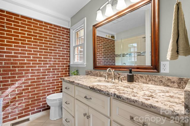 2210 19th Avenue SE, Hickory, NC 28602