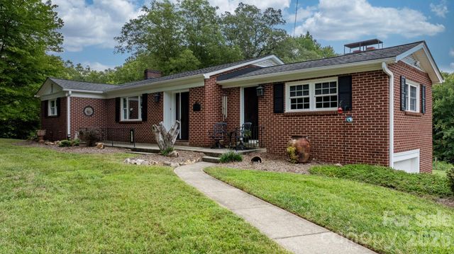 2210 19th Avenue SE, Hickory, NC 28602