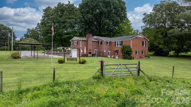 2210 19th Avenue SE, Hickory, NC 28602