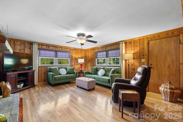 2210 19th Avenue SE, Hickory, NC 28602