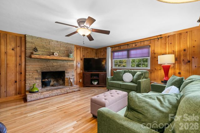 2210 19th Avenue SE, Hickory, NC 28602