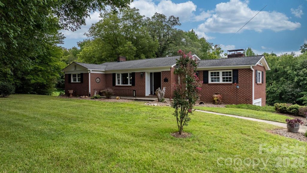 2210 19th Avenue SE, Hickory, NC 28602