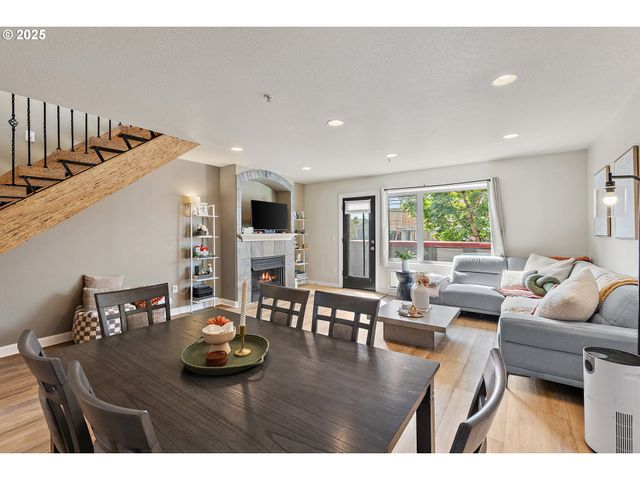 17040 Sw WHITLEY Way 201, Beaverton, OR 97006