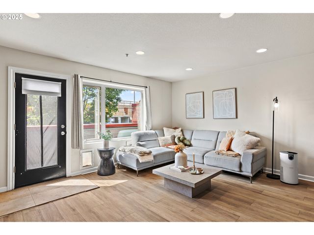 17040 Sw WHITLEY Way 201, Beaverton, OR 97006