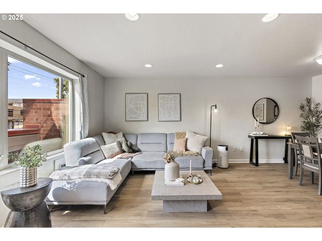 17040 Sw WHITLEY Way 201, Beaverton, OR 97006