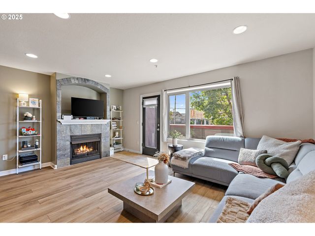 17040 Sw WHITLEY Way 201, Beaverton, OR 97006