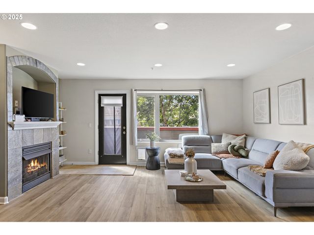 17040 Sw WHITLEY Way 201, Beaverton, OR 97006