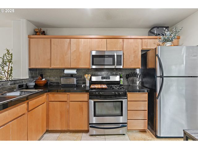 17040 Sw WHITLEY Way 201, Beaverton, OR 97006