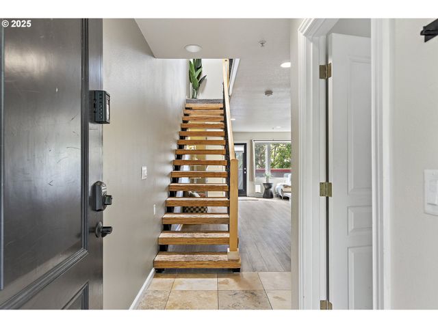 17040 Sw WHITLEY Way 201, Beaverton, OR 97006