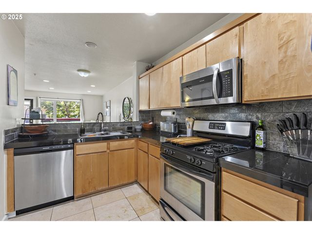 17040 Sw WHITLEY Way 201, Beaverton, OR 97006