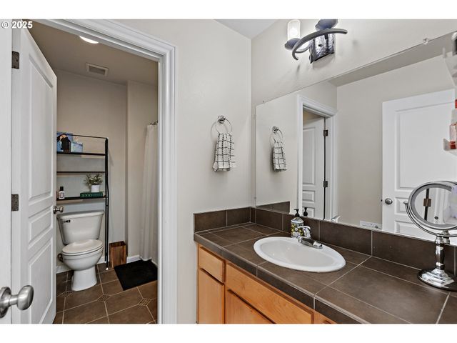 17040 Sw WHITLEY Way 201, Beaverton, OR 97006