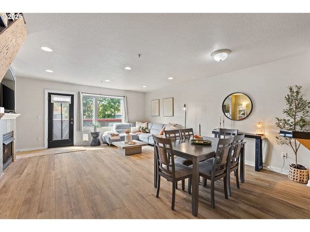 17040 Sw WHITLEY Way 201, Beaverton, OR 97006