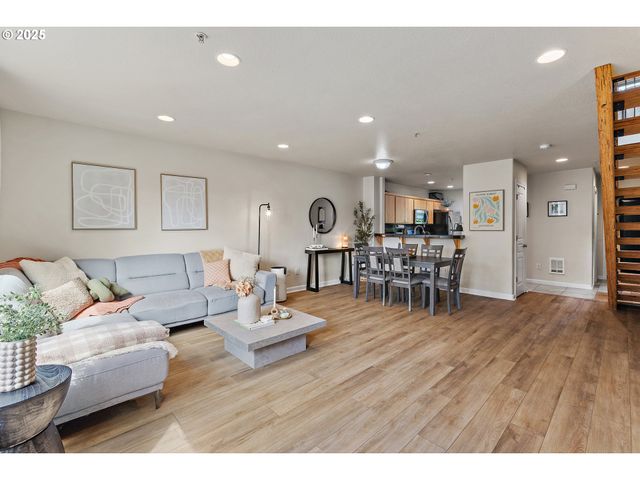 17040 Sw WHITLEY Way 201, Beaverton, OR 97006