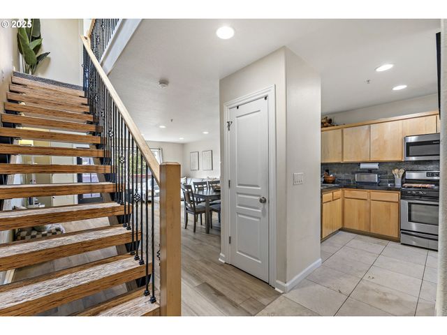 17040 Sw WHITLEY Way 201, Beaverton, OR 97006