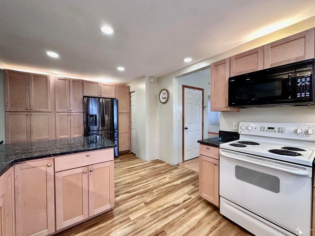 37 W Chestnut Street, Petersburg, MI 49270