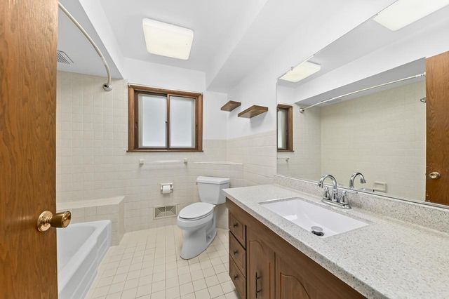 N60W15671 Hawthorne DRIVE, Menomonee Falls, WI 53051