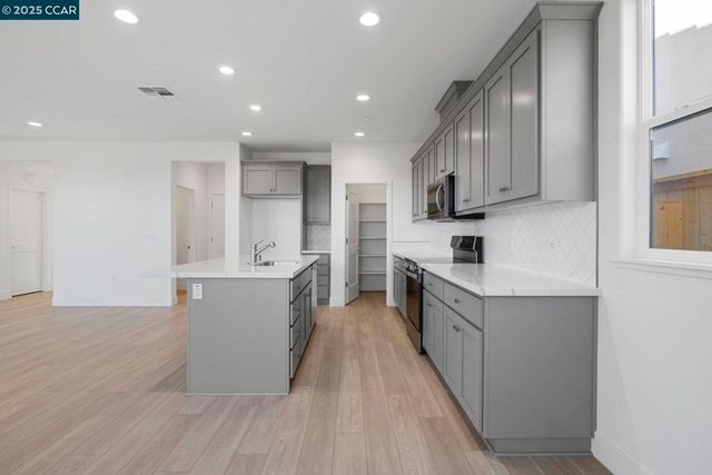 2213 Delta View Avenue, Sacramento, CA 95832