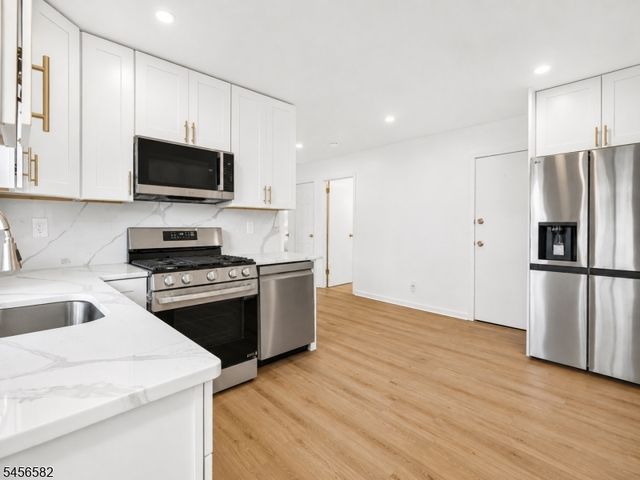 811 Hussa St, Linden City, NJ 07036
