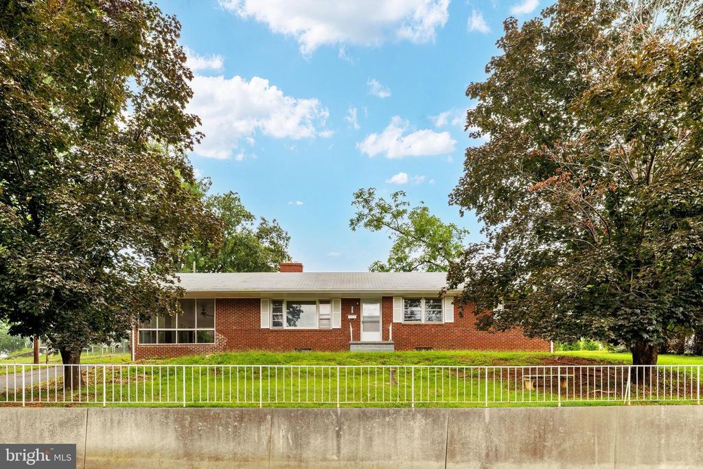 315 W MAIN ST, Front Royal, VA 22630
