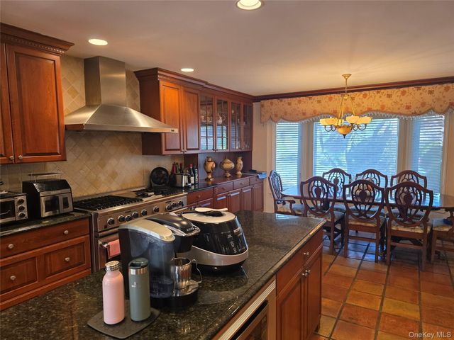 78 Woods Drive, Roslyn, NY 11576