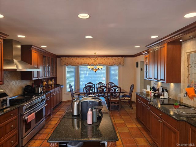 78 Woods Drive, Roslyn, NY 11576