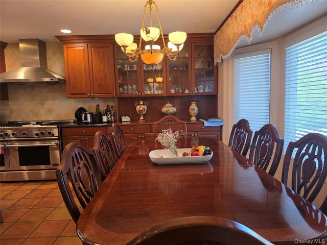 78 Woods Drive, Roslyn, NY 11576