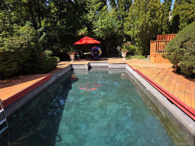 78 Woods Drive, Roslyn, NY 11576