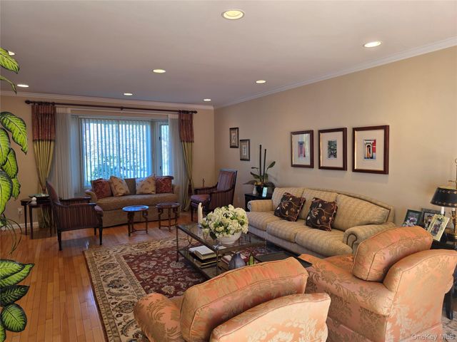 78 Woods Drive, Roslyn, NY 11576