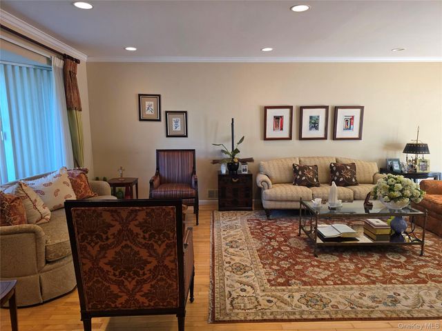78 Woods Drive, Roslyn, NY 11576