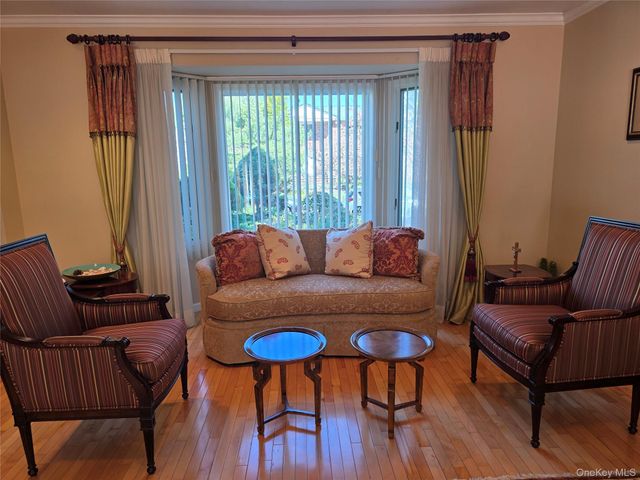 78 Woods Drive, Roslyn, NY 11576