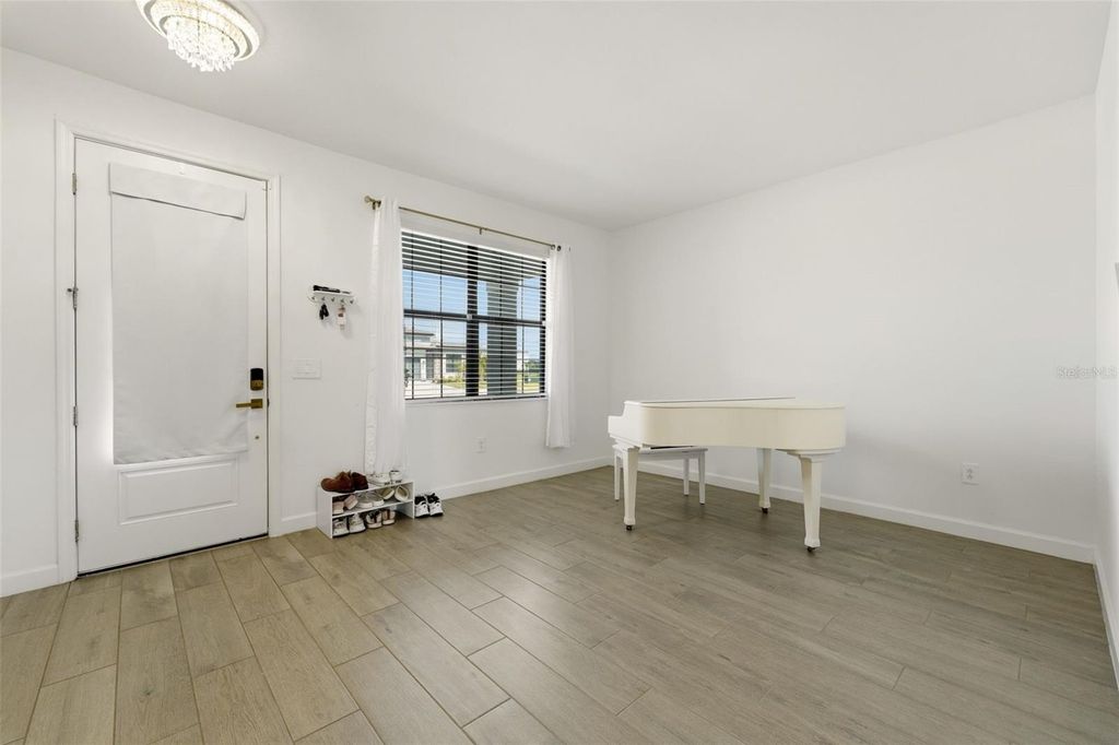 Image 4 of property listing at 4886 SEAFOAM TRAIL, Bradenton, FL 34211