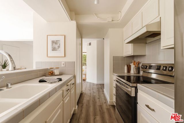 911 N Kings Road 110, West Hollywood, CA 90069