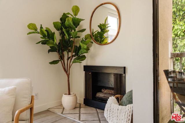 911 N Kings Road 110, West Hollywood, CA 90069